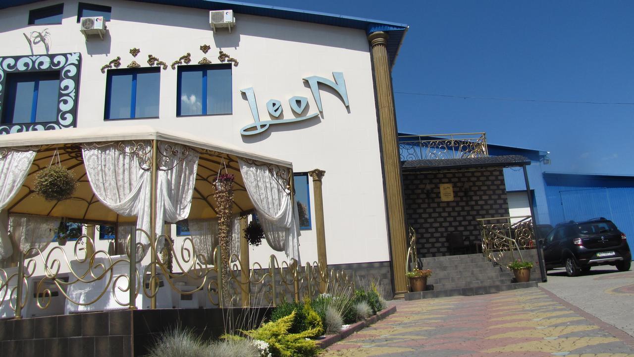 Mini Hotel Leon Lalovo Bagian luar foto